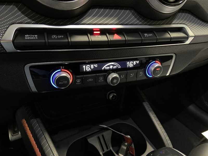 Audi Q2 35 1.5 tfsi identity black s-tronic