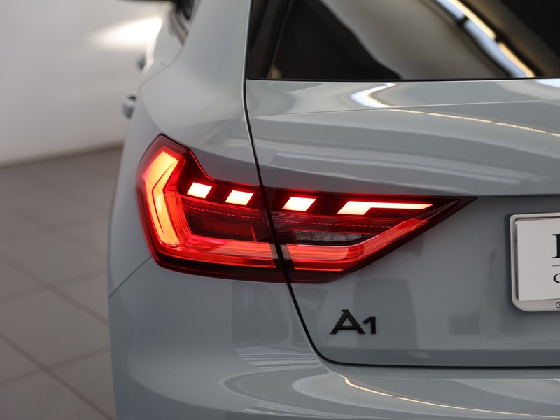 Audi A1 sportback 30 1.0 tfsi identity black 116cv s-tronic