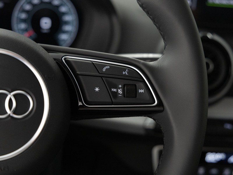 Audi Q2 30 2.0 tdi identity black