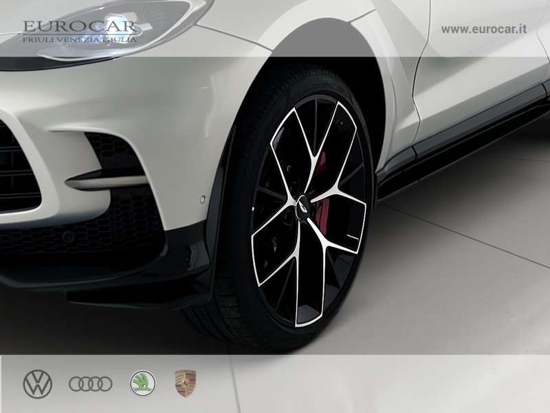 Aston Martin V8 Aston martin dbx 707  4.0 auto