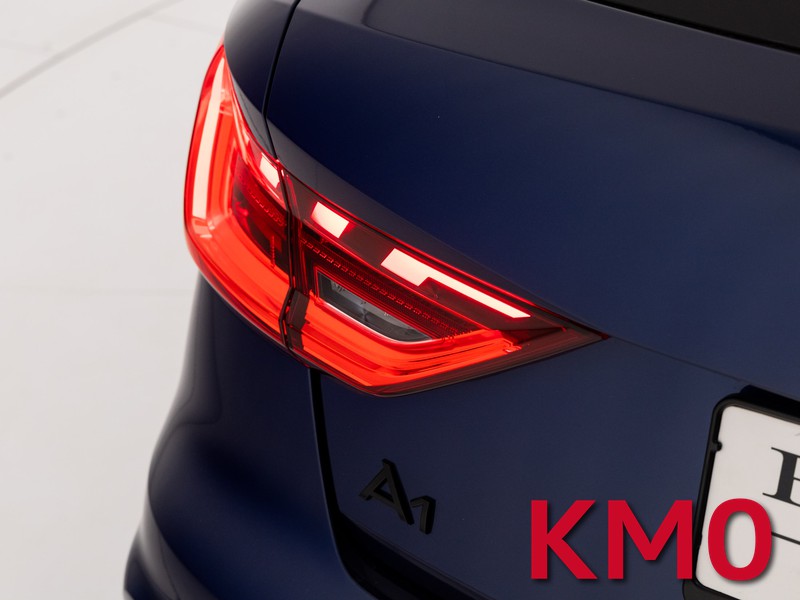 Audi A1 sportback 30 1.0 tfsi identity black 116cv s-tronic