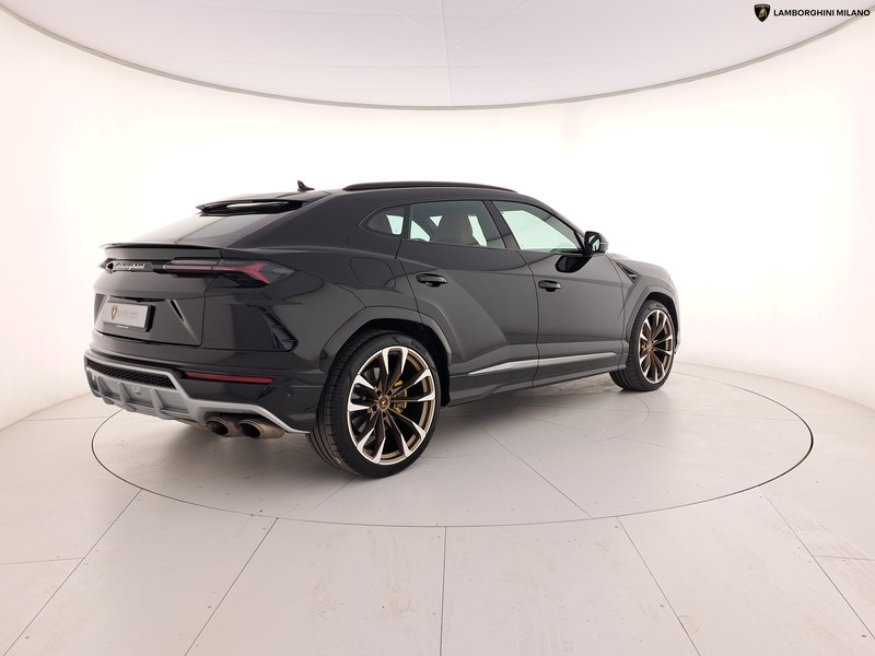 Lamborghini Urus 4.0 v8 auto